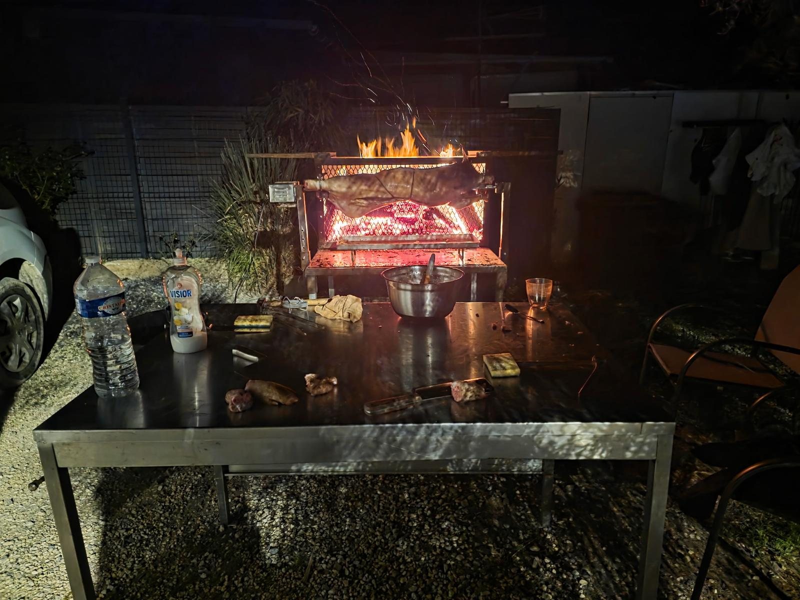 Brasier et table de préparation au feu de bois la nuit