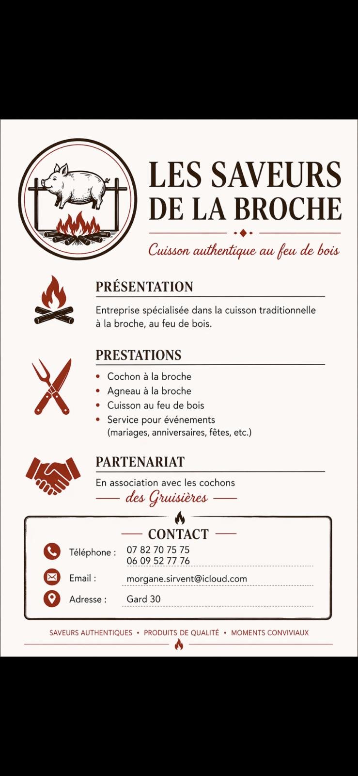 Cochon cuit à la broche au-dessus des braises et flammes vives