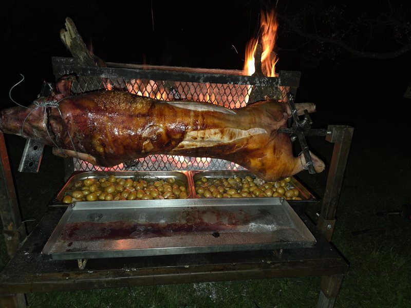 Cochon à la broche cuit doré au feu de bois