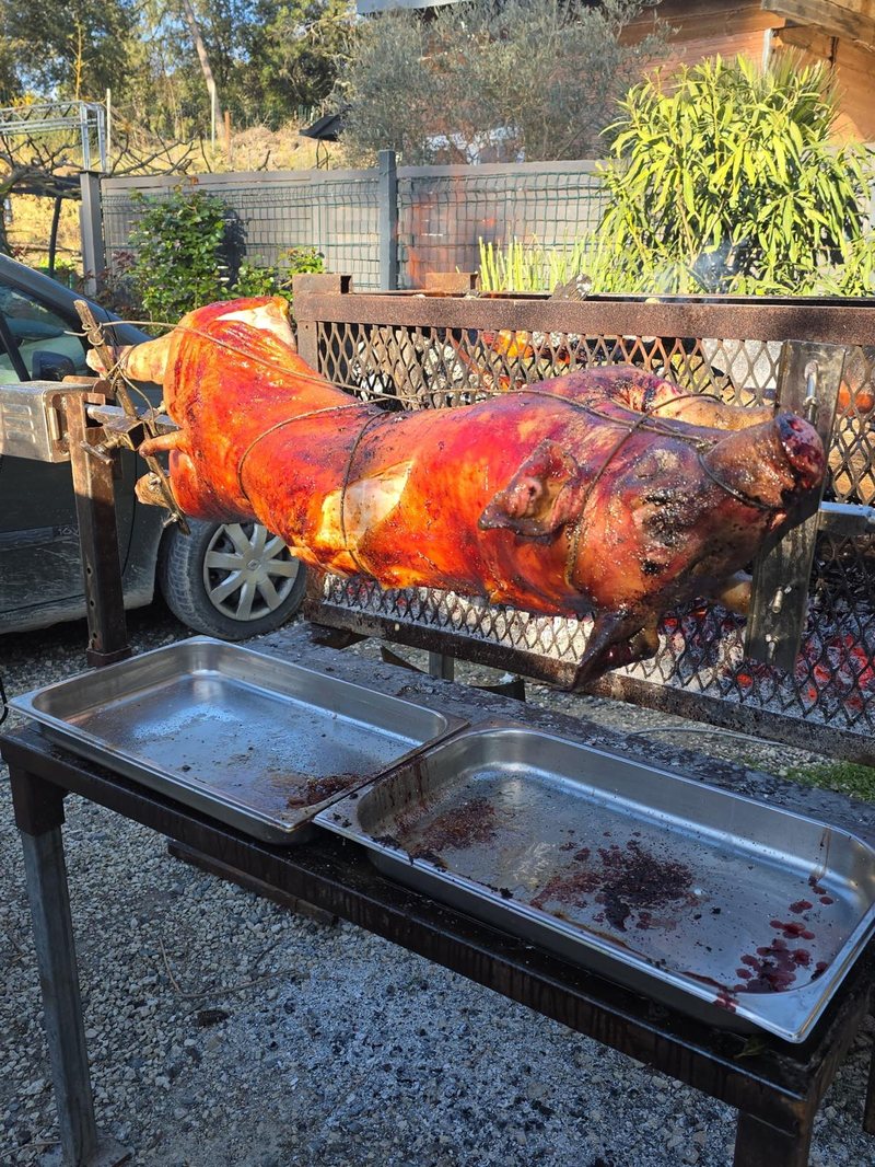 Cochon à la broche en cuisson lente, détail de la peau dorée